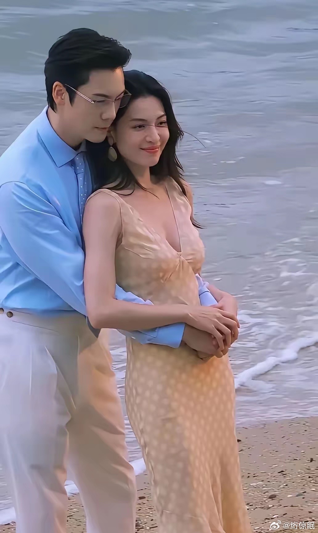 你们说， 陈伟霆老婆到底咋做到的？ 真就不吃醋吗？ 你看钟楚曦那个身材——V领一