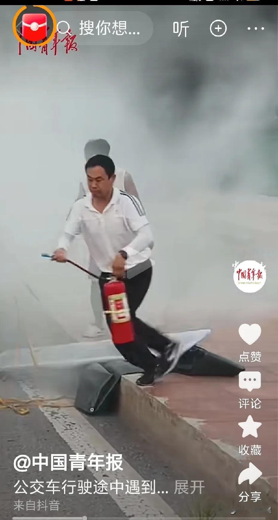 邯郸53路公交车司机康培强走红了！
近日，邯郸市53路公交司机康培强驾驶公交车从