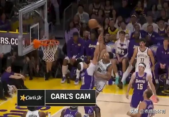 这哥们纯纯想太多，这样打球怎么可能不受伤。离这么远隔着大中锋就想扣，运气好给扔板