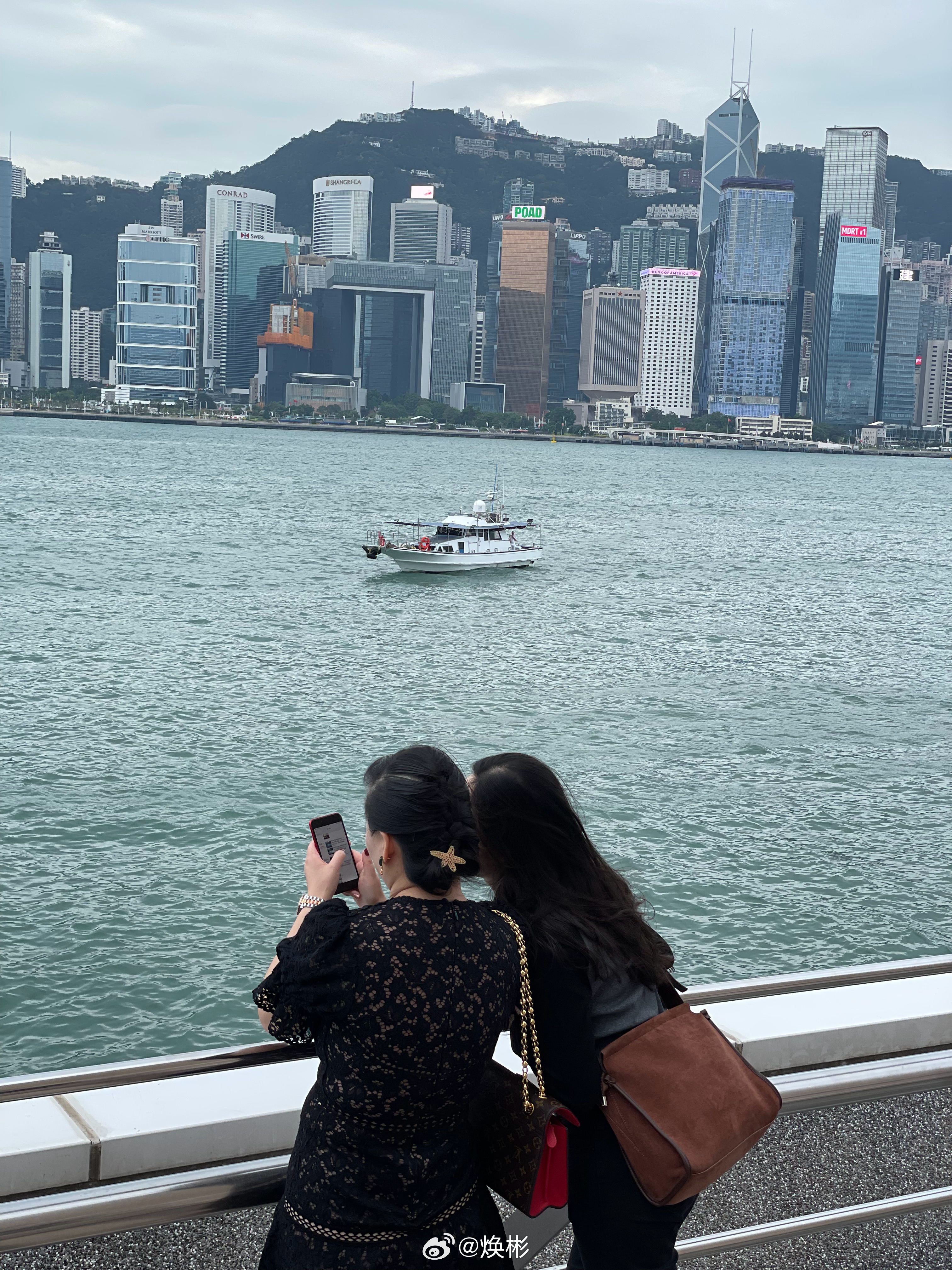 香港的有钱人也还在用home键iPhone。 ​​​