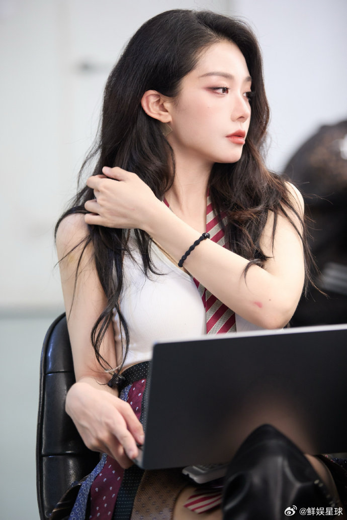 喻言偷偷努力练舞 还没正式登台就开始反复彩排，对待舞台认真严谨，期待值直接拉满。