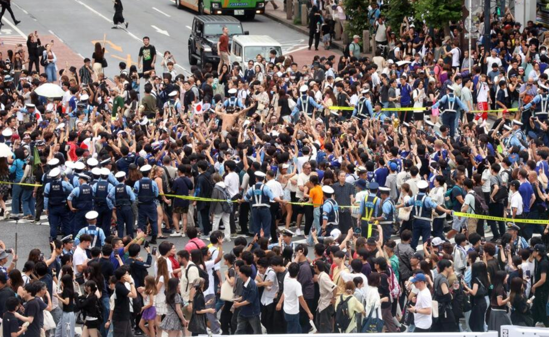 日本队世界杯完胜引发涩谷街头狂欢 人群失控致现场混乱21日，在世界杯对阵突尼斯的