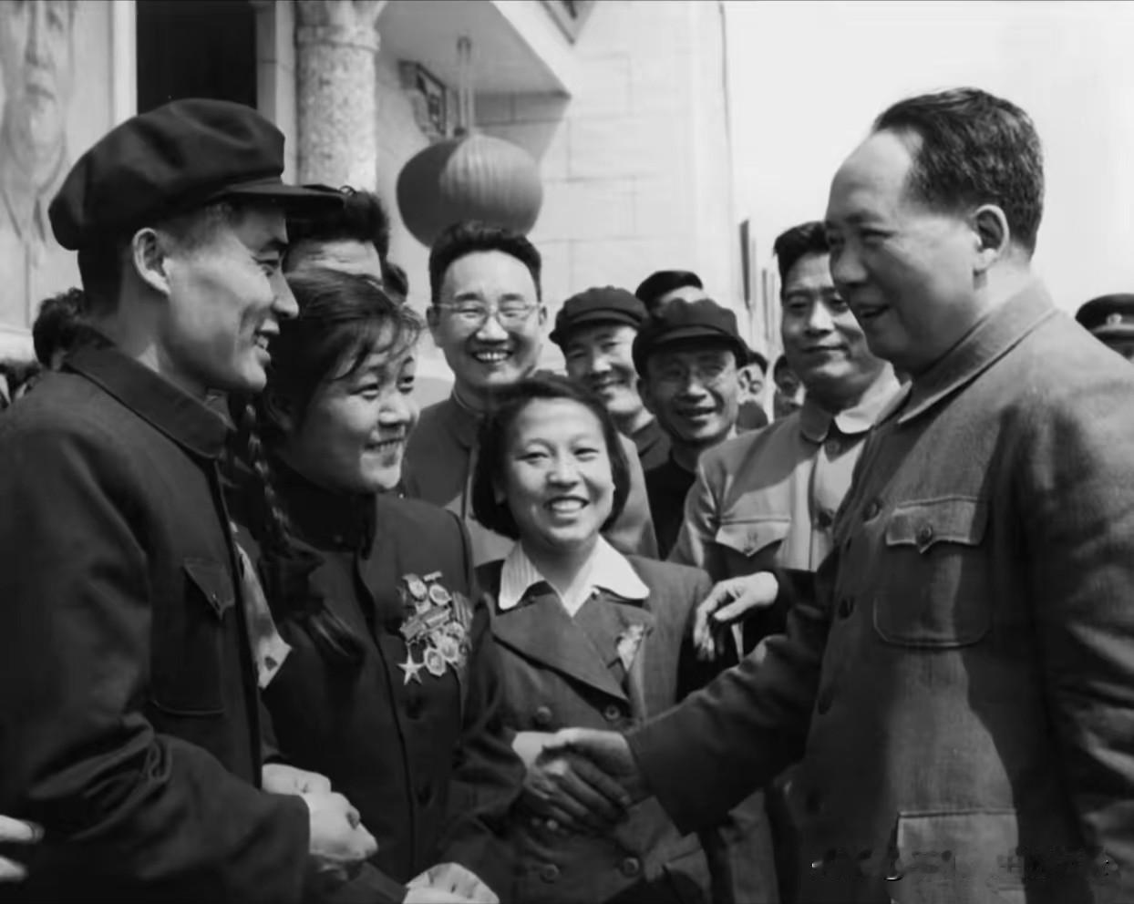 毛主席亲切接见全国劳动模范代表