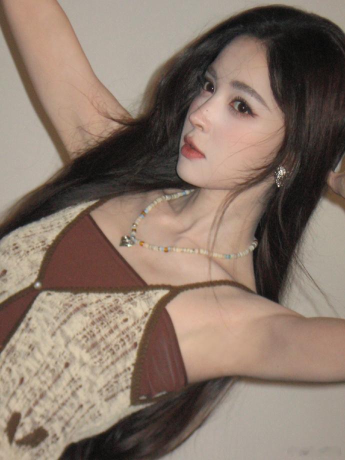 古力娜扎轻熟风大姐姐古力娜扎露脐装镜头之下波西米亚穿搭格外出彩，露脐穿搭勾勒腰线
