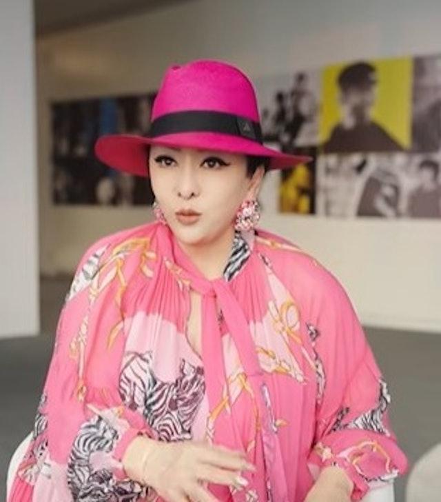 向太陈岚罕提原生家庭事，坦承妈妈烂赌，被父母逼去做舞女！
向太陈岚一直活跃玩社交