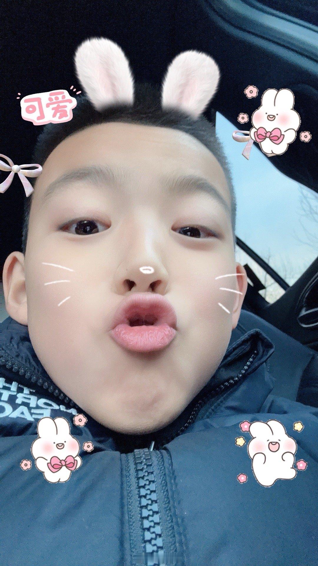 图1:在车上等待看病 高兴的自拍🤳图2:管我要篮球鞋 我不给买 自己郁闷中