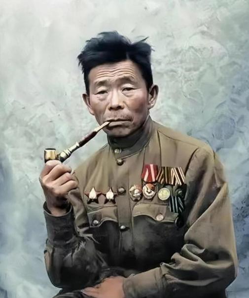 1941年，一个41岁的木匠加入了苏联红军。谁都没想到，这个身材矮小只能帮护士打