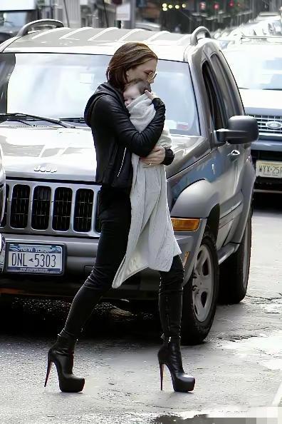 辣妹果真名不虚传，抱着如此小的婴儿，竟还能脚蹬十几厘米的高跟鞋，一辈子都是无敌自