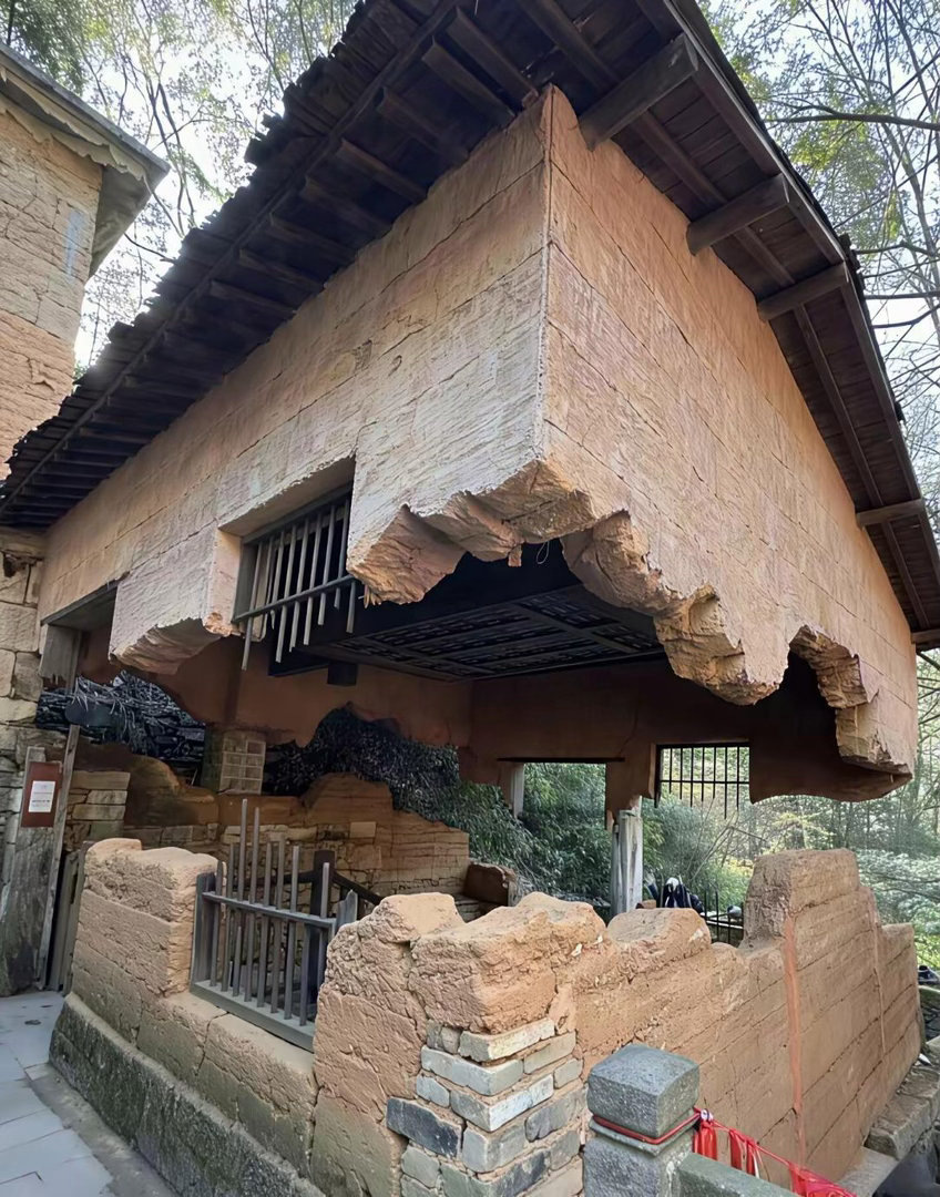 谁知道这个房子是怎么悬空的？ 