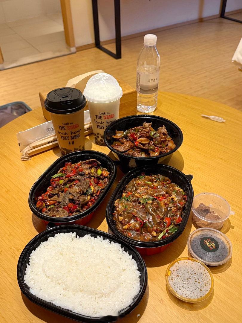 懒得出门 点的外卖奶茶拉完了潇湘阁夯 