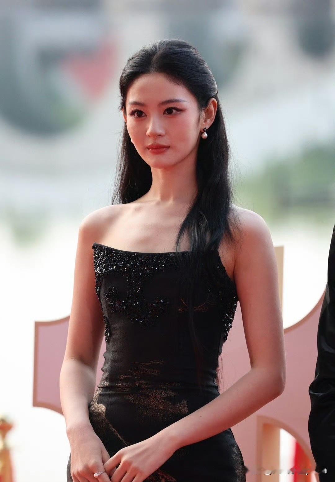 天啊赵晴这生图也太吓人了！
瘦得都快脱相了，锁骨都能当衣架了吧？
虽然女明星要身