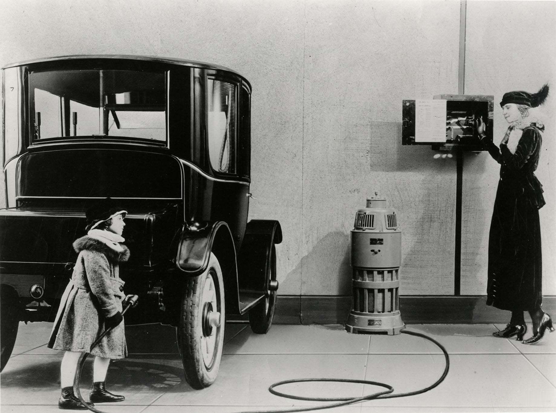 接上上条，这张图片拍摄于1910年代，爱迪生的贝克电动车。20世纪初并不像今天这