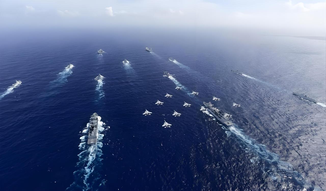 我觉得，今后福建舰跟山东舰可组成双航母编队出击，福建舰起飞KJ-600负责指挥J