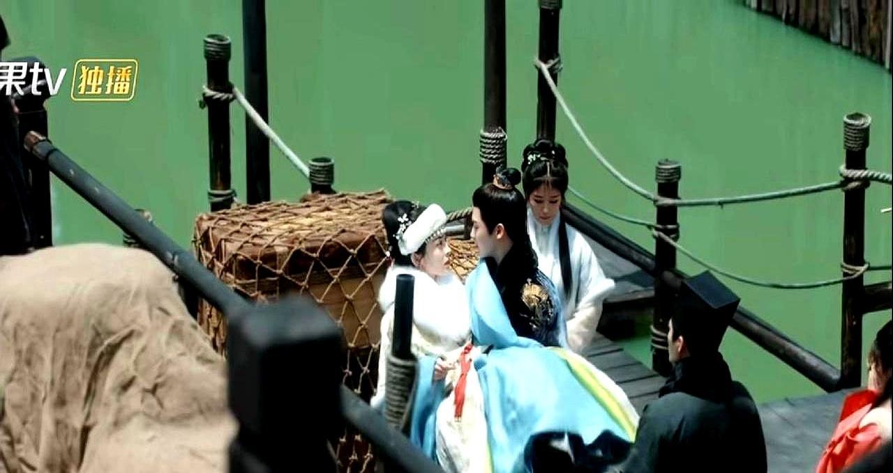 最后一集把“大女主”三个字砸在桌上。荣善宝没披嫁衣，直接签字接管百亩茶山，一句“