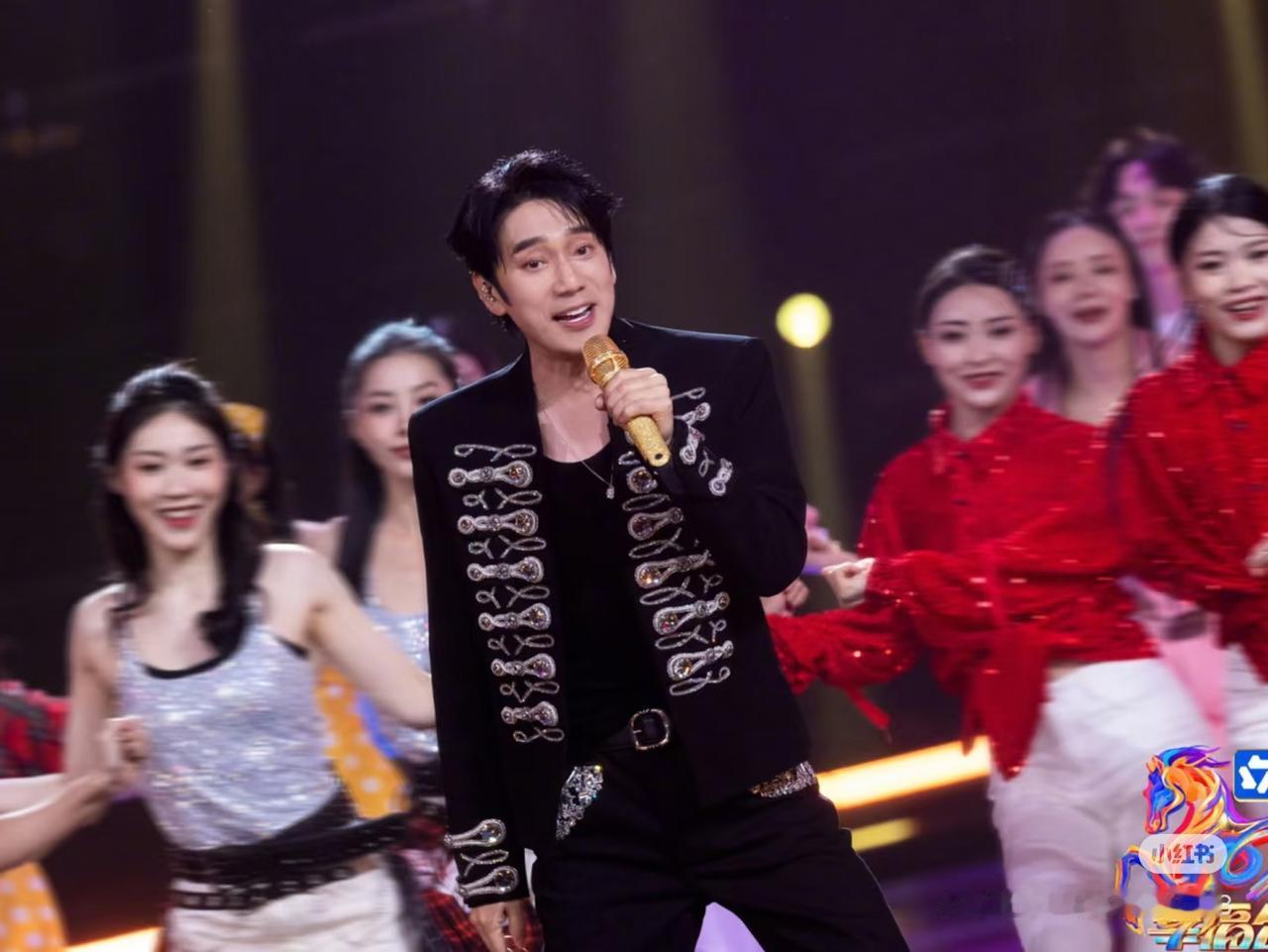 林依轮杭州断桥跳爱情鸟的新消息来了。 他这次是即兴和身边孩童共同表演的，动作保留