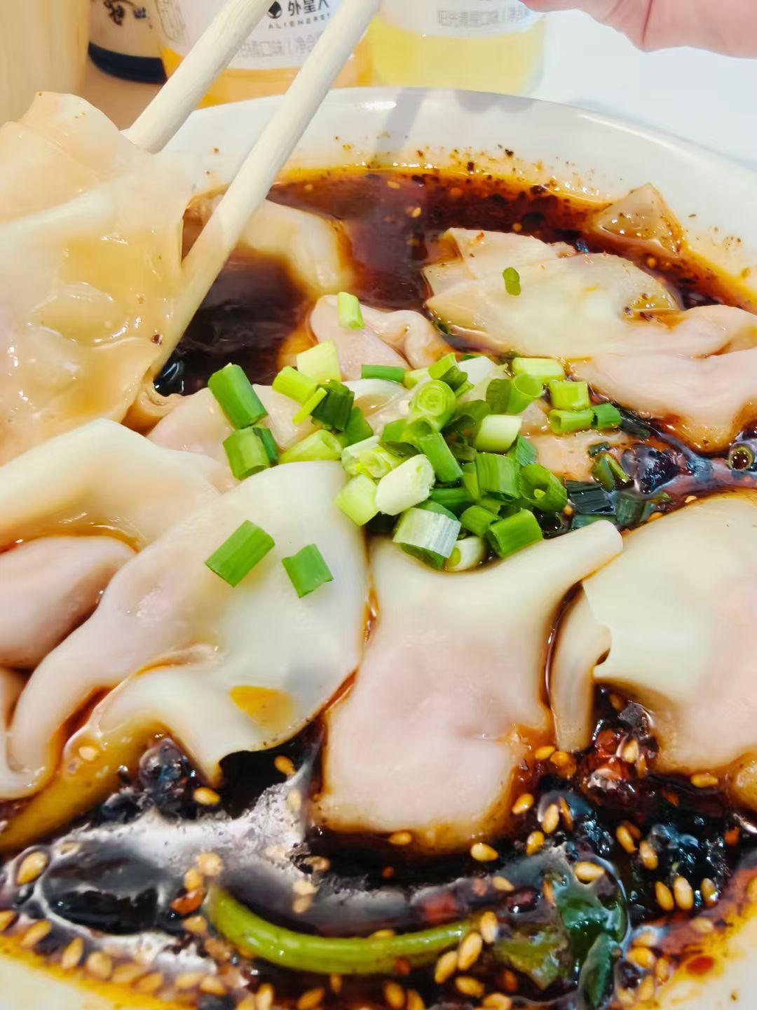 钱的独白 

我是一张纸，或者一串数字。
 
人们叫我“钱”。
 
他们说，我是
