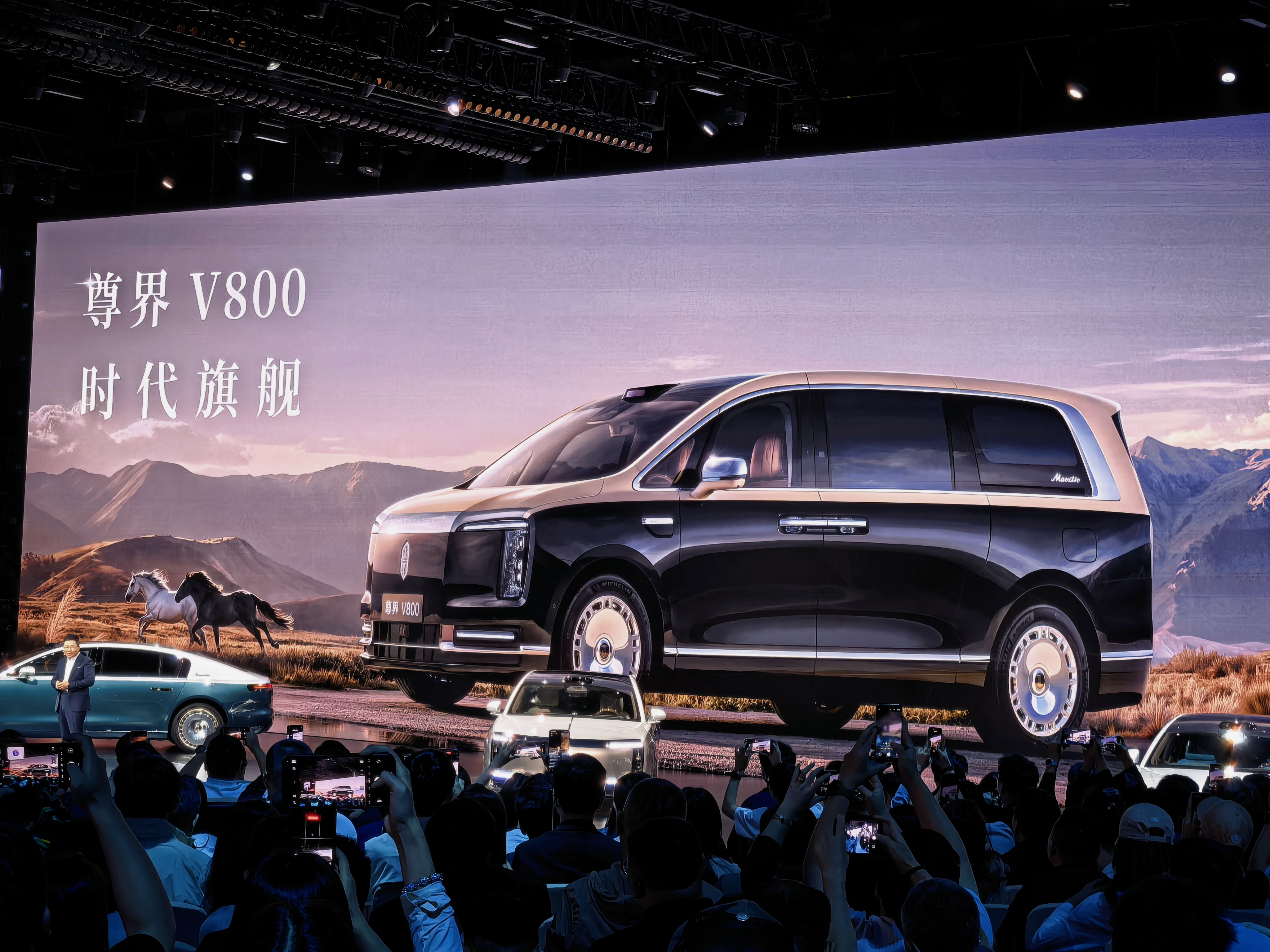 尊界V800接近5.5米的，V680稍微小一点点。但是两台车基本都是顶着最满的配