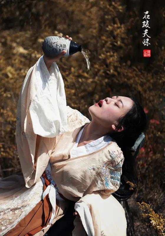 看到“醉饮千杯情不老”这个上联，我瞬间来了兴致。上联描绘了一种沉醉饮酒，情谊不因