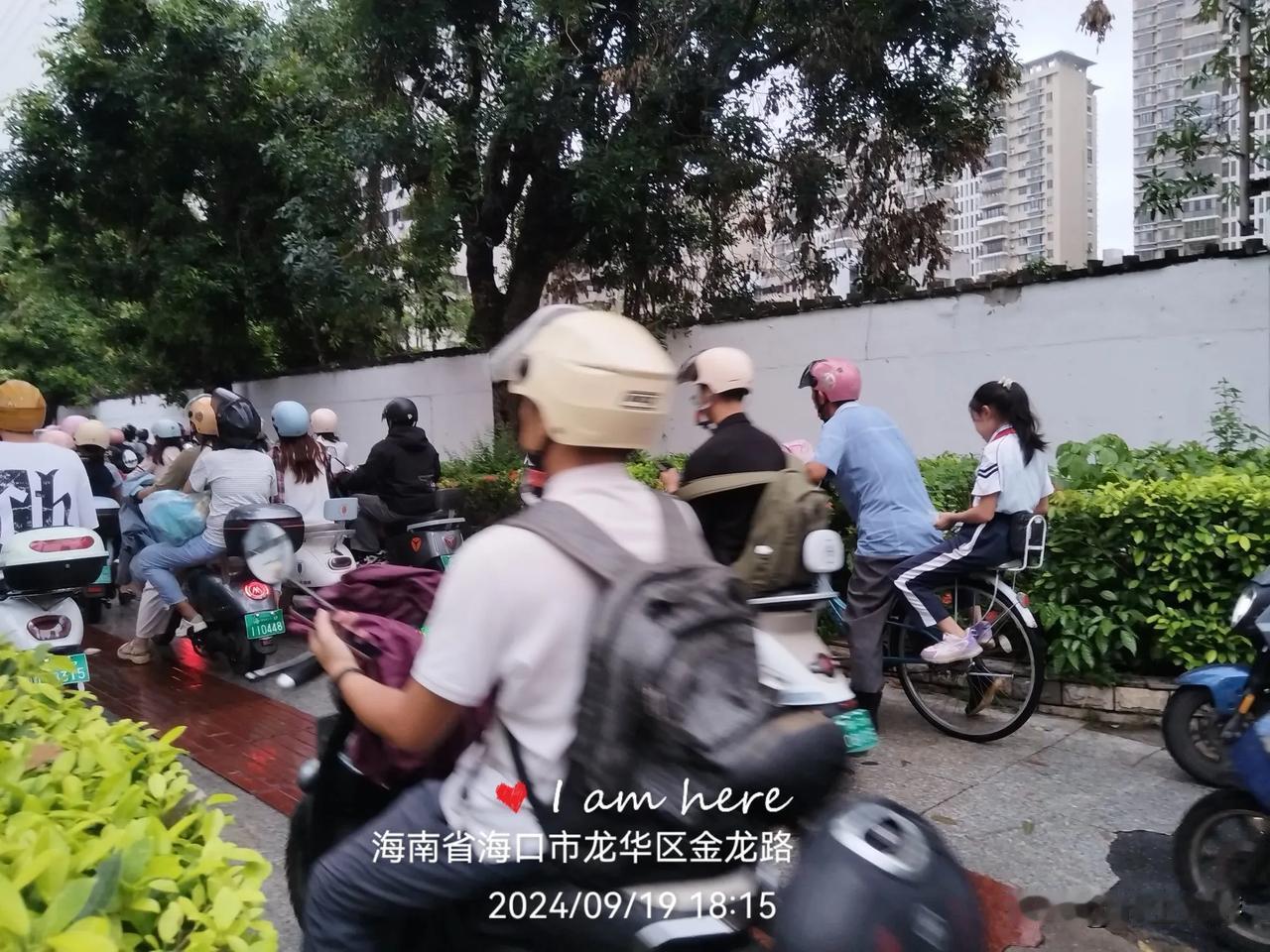 自行车后座的幸福
抓拍于我参加书香沙龙活动结束后。我骑车到金龙路往上邦百汇城的路