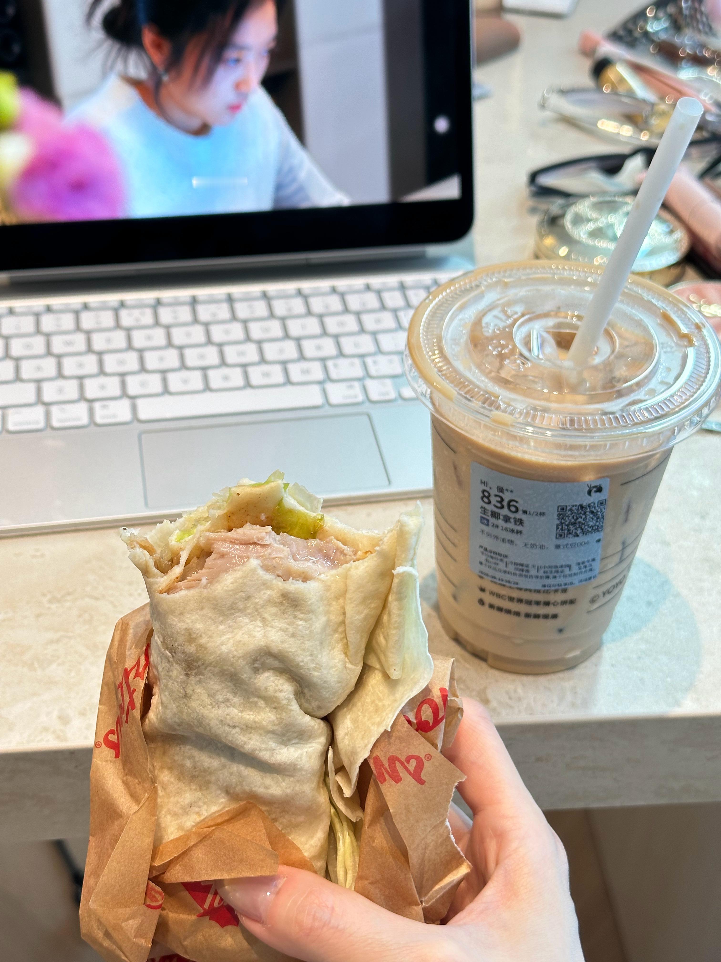 早 吃个早饭 tims还是贝果好吃一些 这个菌菇鸡腿肉卷普普通通 ​​​