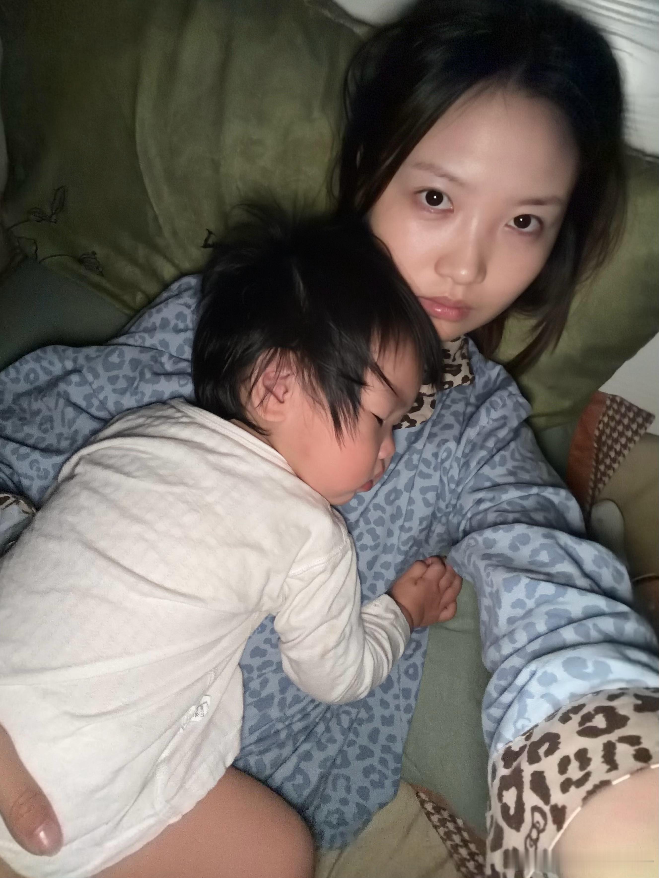 烧了退 退了烧睡了醒 醒了睡趴在我身上才能睡安稳，一放下就爬坐起来哭我到现在还没