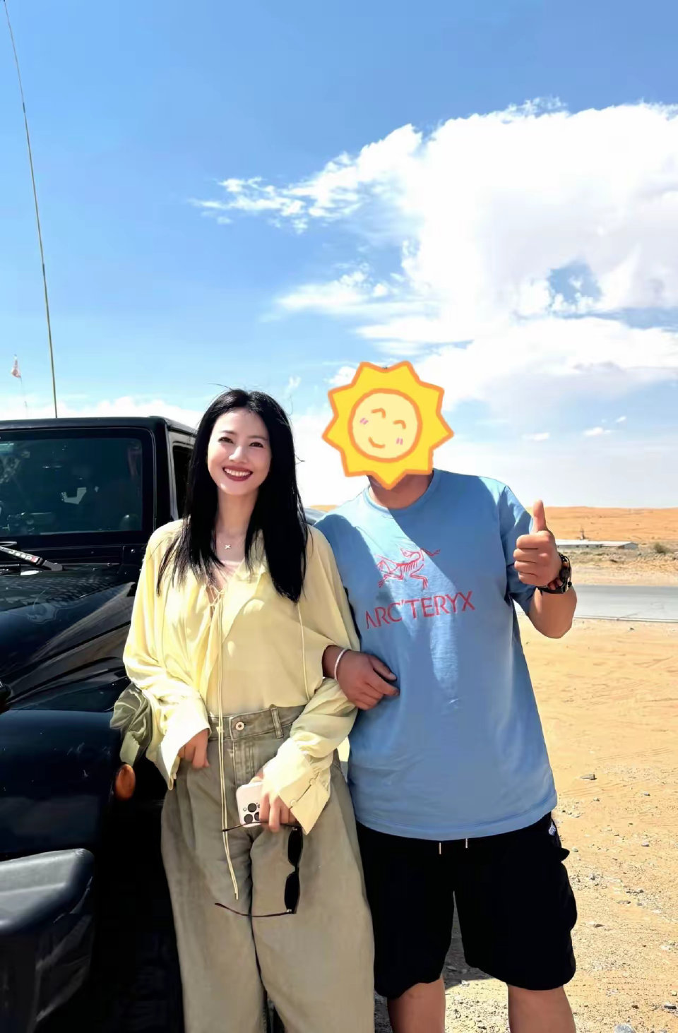 高圆圆去旅游被地陪挽着手拍照，不光赵又廷吃醋，粉丝也要吃醋了[笑cry][笑cr