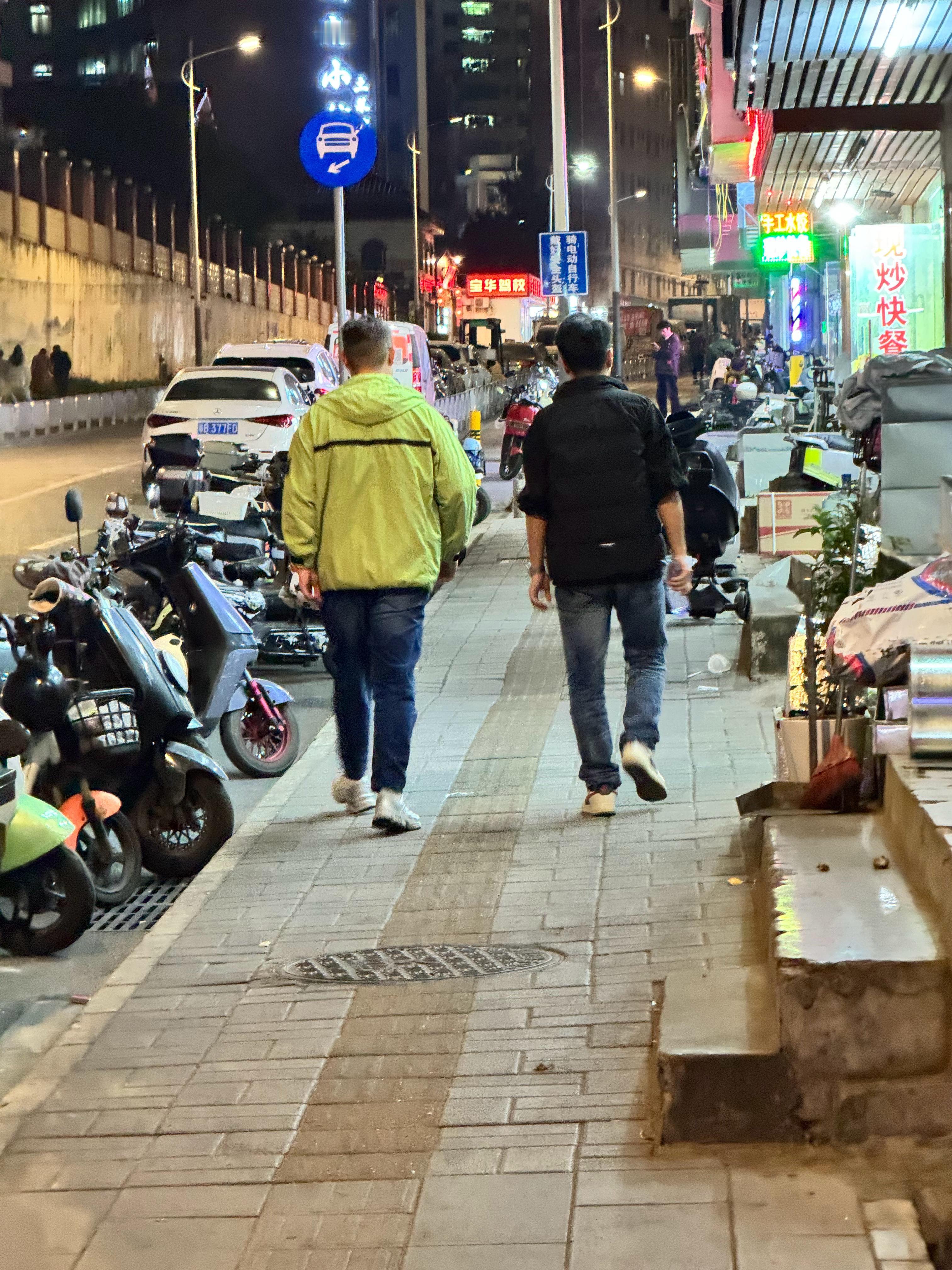 看见和两个人下班散步，已经走了10公里了，果然，长得帅的男人都自律 