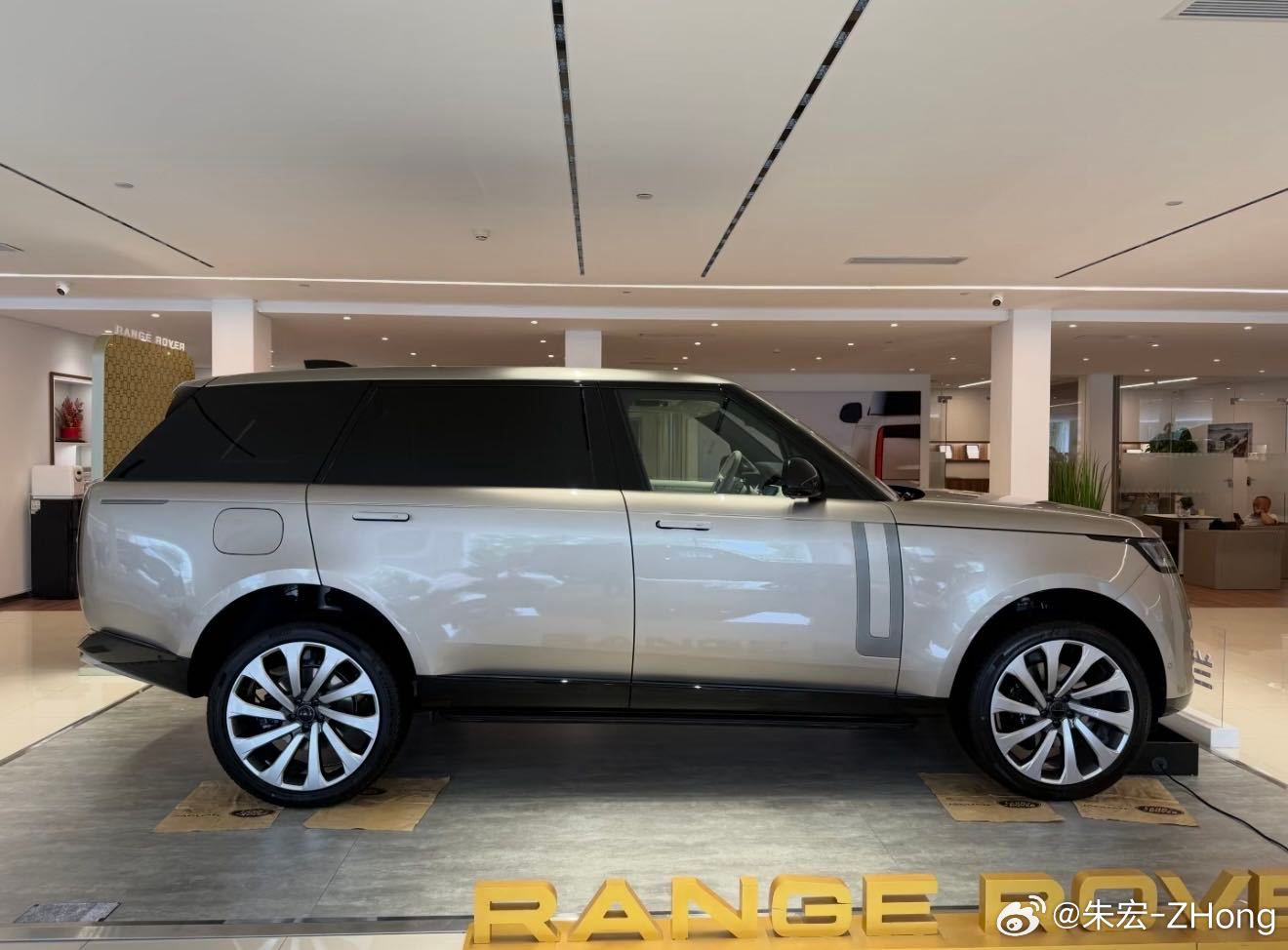 揽胜HSE  巴统金 米内 指导价1478000元选配巴统金车漆12800半苯胺