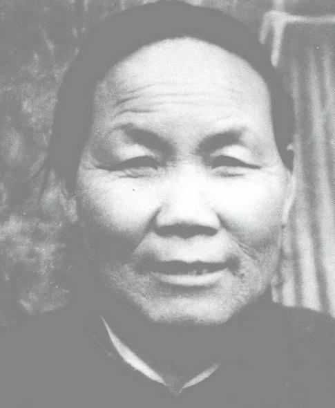 1940年，山东一大娘给八路军煮了浓稠的小米粥，饥饿的战士们狼吞虎咽。班长发觉不