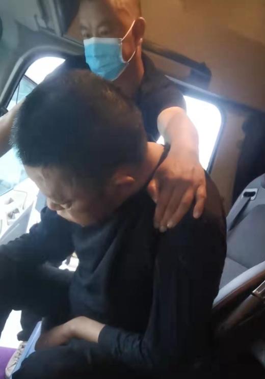 2022年，成都，1卡车司机正在仓库门口等送货，迷迷糊糊睡着了，突然传来一阵刺耳