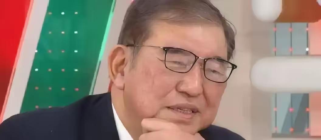 石破茂这人，还真有点与众不同！他在台上的时候，总给人一种无精打采、睡不醒的样子，