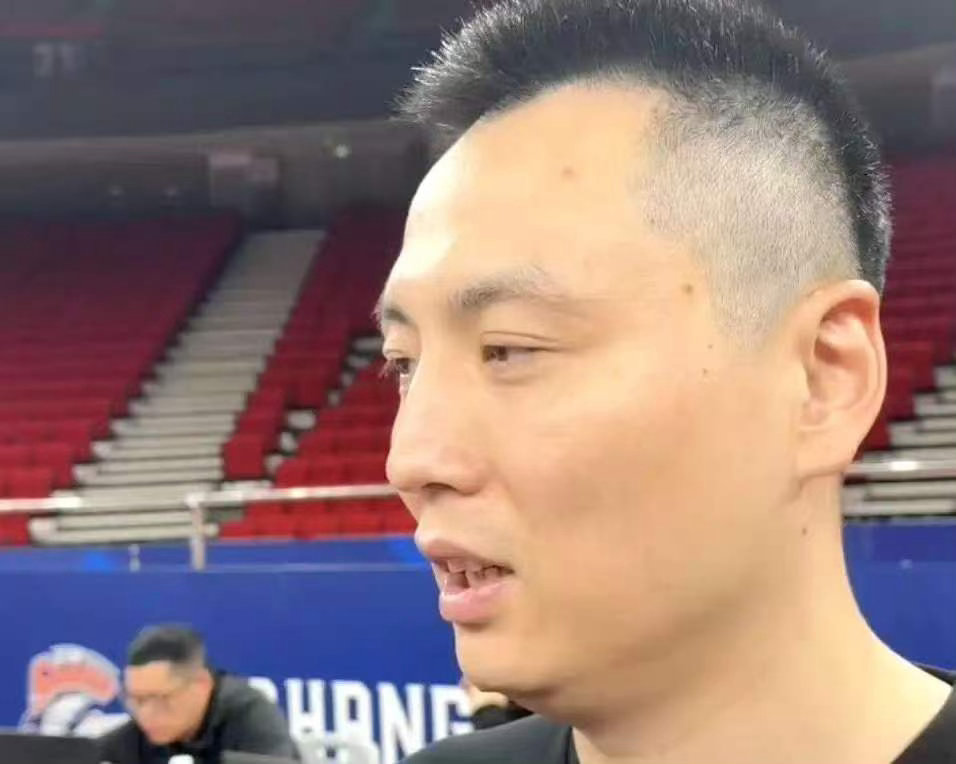 上海男篮主帅卢伟谈总决赛心态其实我们刚刚训练结束的时候就跟大家说了，舞台给你们了