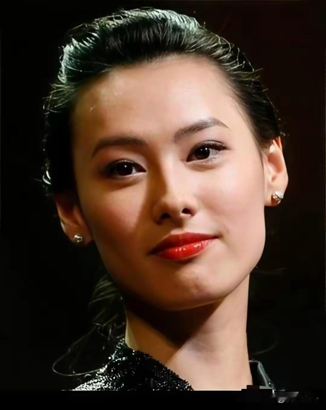 梁洛施这回，着实让我开了眼。
​大儿子李长治登台打武术比赛，日理万机的李泽楷居然