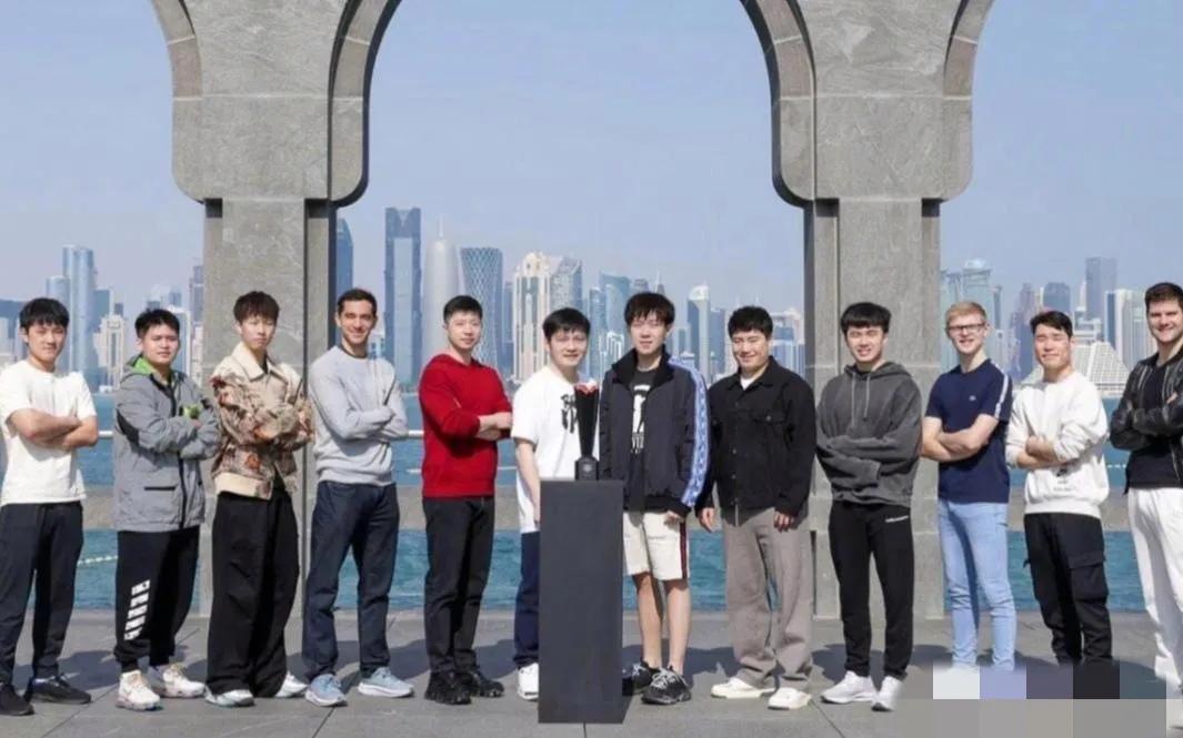 一众全球男乒精英中，马龙以标志性的红色战袍最吸引人的目光；当然法国名将''眼镜侠