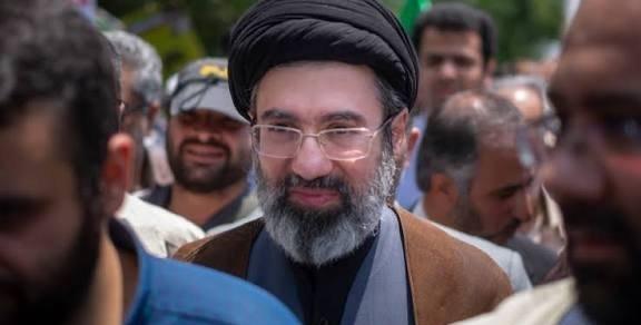 以色列方面消息称：

伊朗专家会议已选举哈梅内伊之子穆杰塔巴·哈梅内伊为下一任最