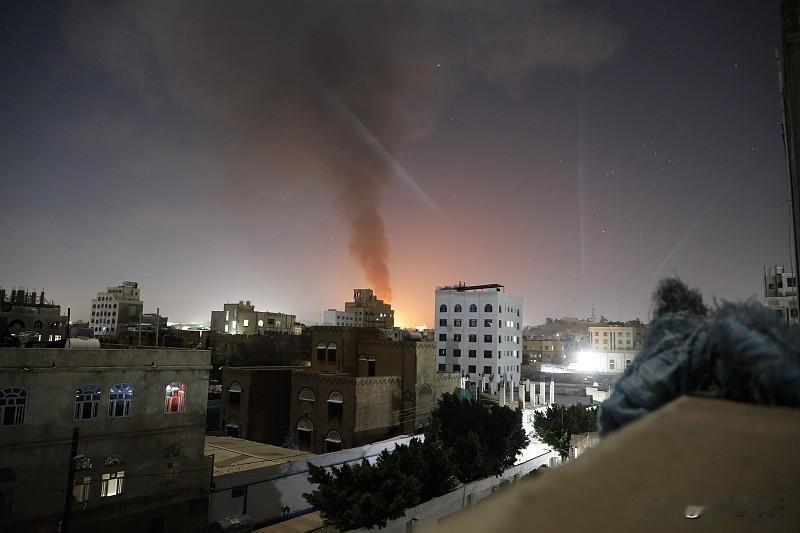 利雅得再度响起爆炸声，防空警报拉响。爆炸声多为防空系统拦截来袭目标，意味着冲突已