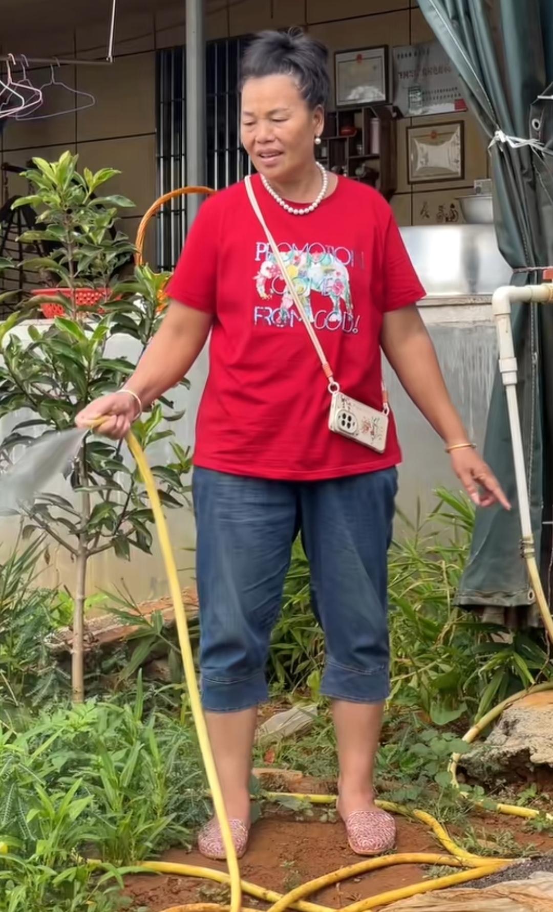 全妈妈瘦了好多，但是脸上的笑容一直都在。园子里种了好多菜，到处是绿色，在初冬季节