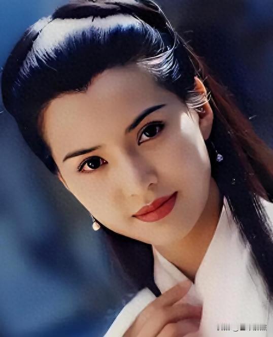 李若彤说不后悔，网友却吵翻天，她到底在坚持什么。
她今年59岁，不是刚出道的小姑