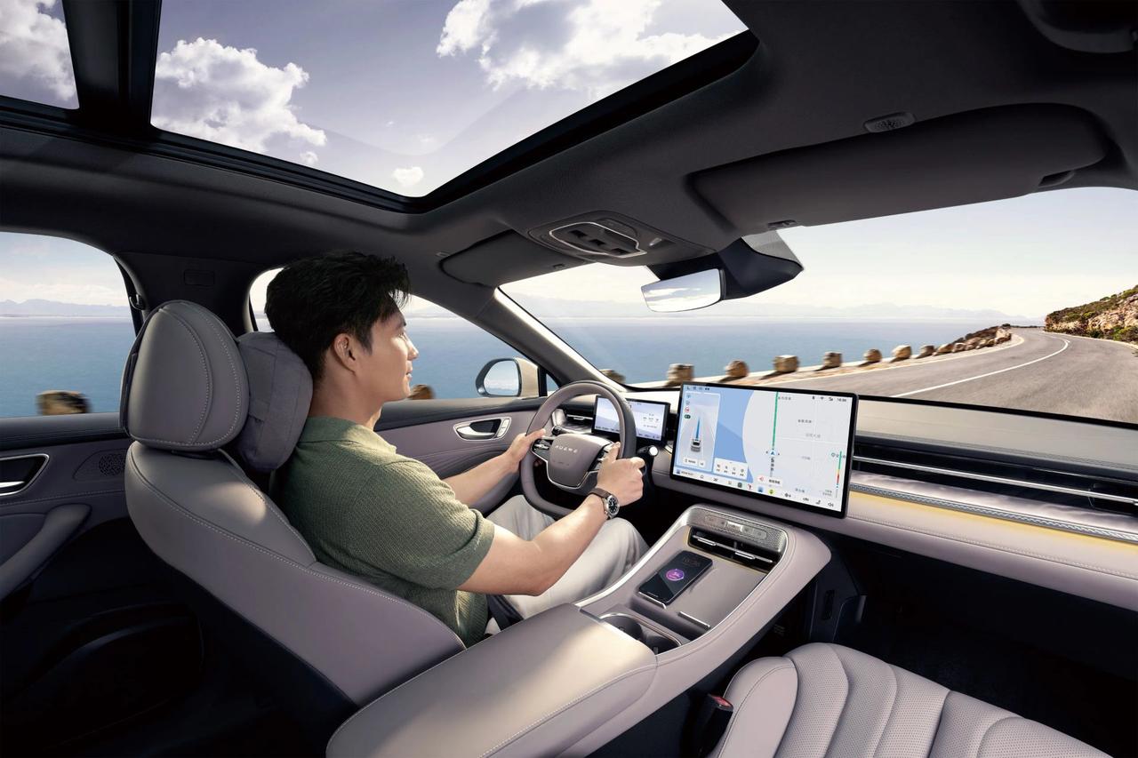 一大早被黄金的话题刷屏了，高盛说明年目标价看4900美元，评论里有人后悔没早买，