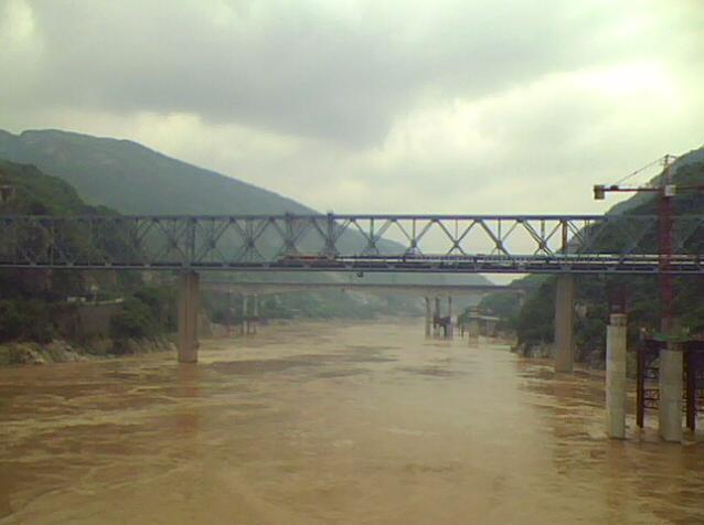2010年在北碚观音峡朝阳桥拍摄襄渝铁路北碚嘉陵江大桥，图中重庆到北京西的T10
