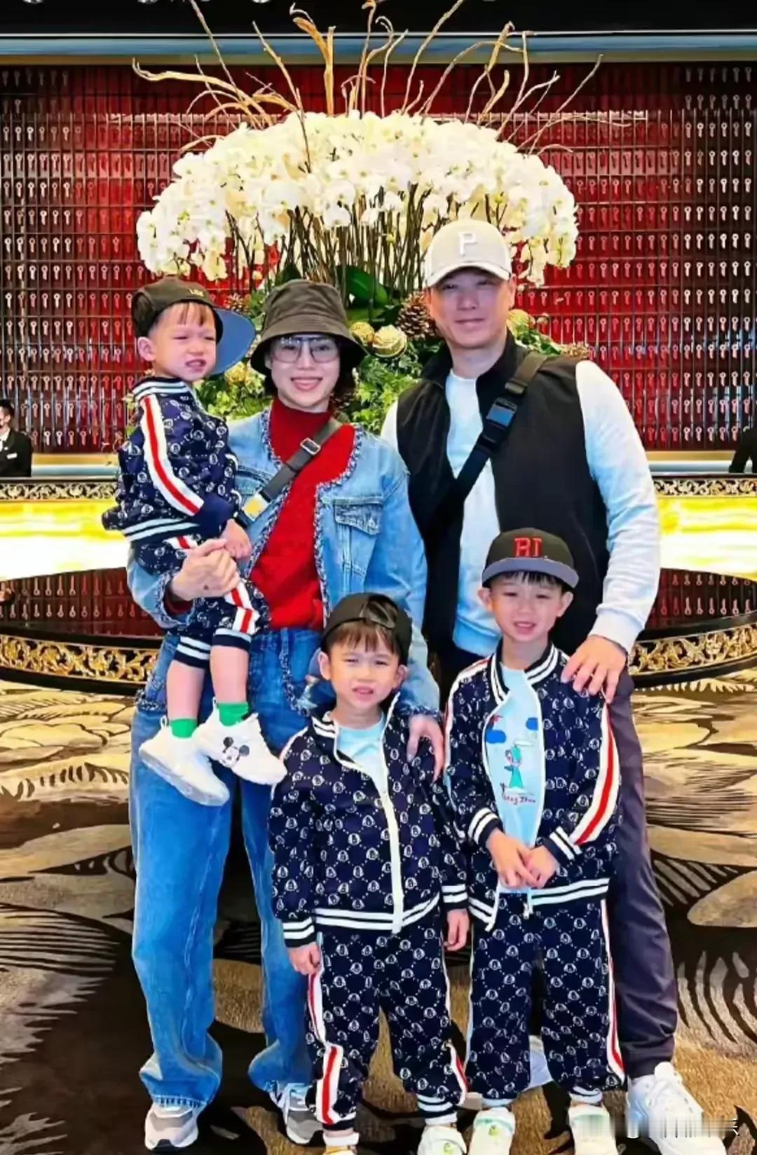 胡杏儿和她的丈夫李乘德，以及他们的三个孩子，一同前往澳门度假游玩。他们一家五口在