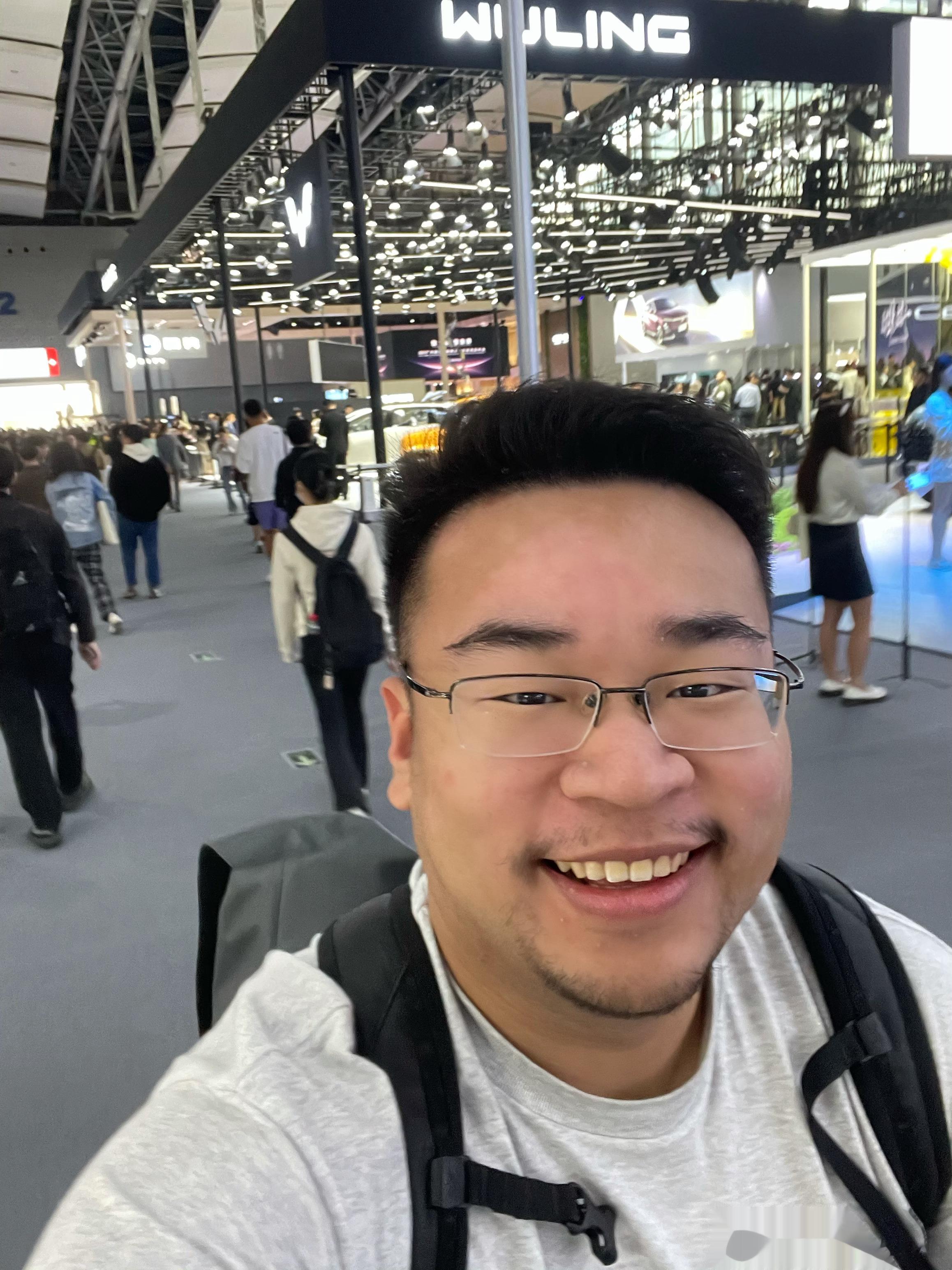 卧槽车展要看的车太多了，我在各个展馆之间折返跑，现在奔向1.2馆！新普拉多！我来