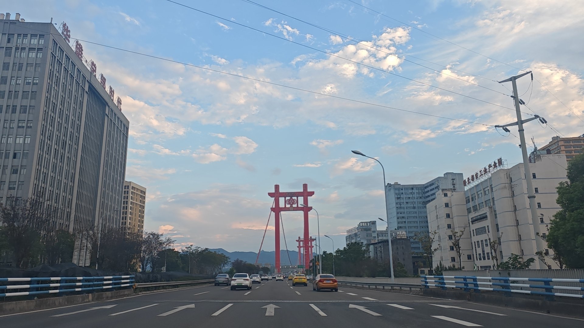 来重庆开车也是打卡一环在重庆自驾，根本不用扎堆挤观景台。坐车里就能看见轻轨从头顶