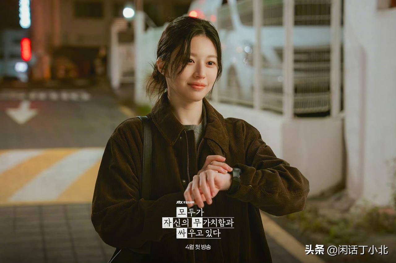 高允真《无价值斗争》剧照曝光！“斧头PD”冷脸下藏着致命脆弱
 
韩剧《每个人都