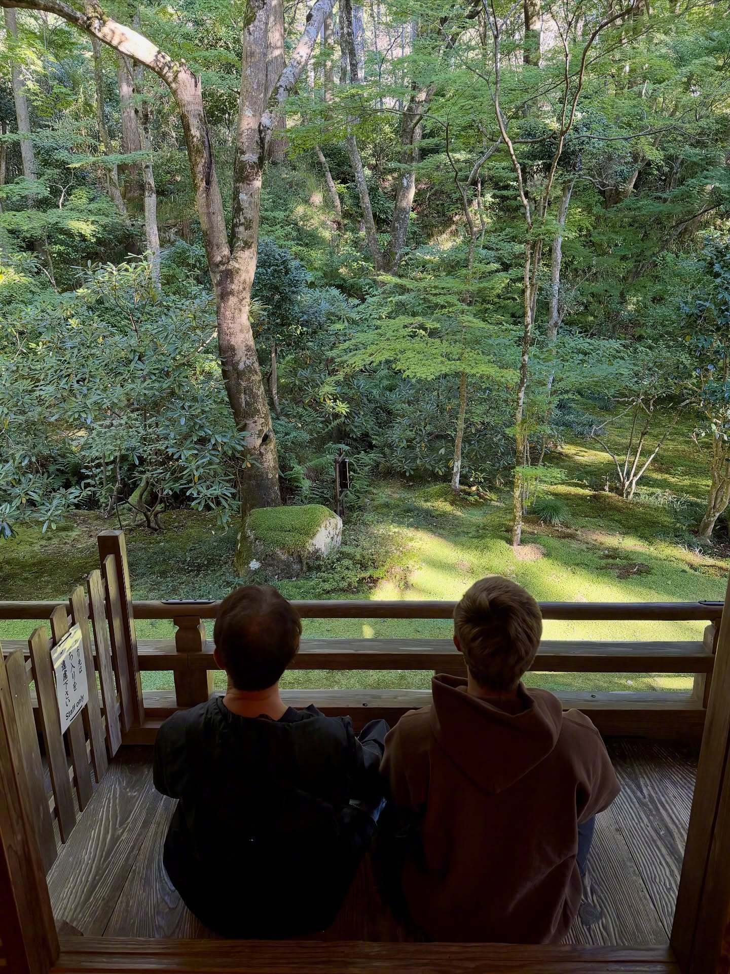 【Ins】金南俊更新Ins照片，温馨的家庭同游日常~金南俊[超话] ​​​​