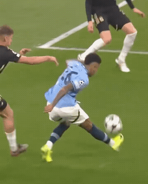 哈兰德这个球进的，可能是足球史上独一无二的打门动作。
实话实说，还真的不知道他怎