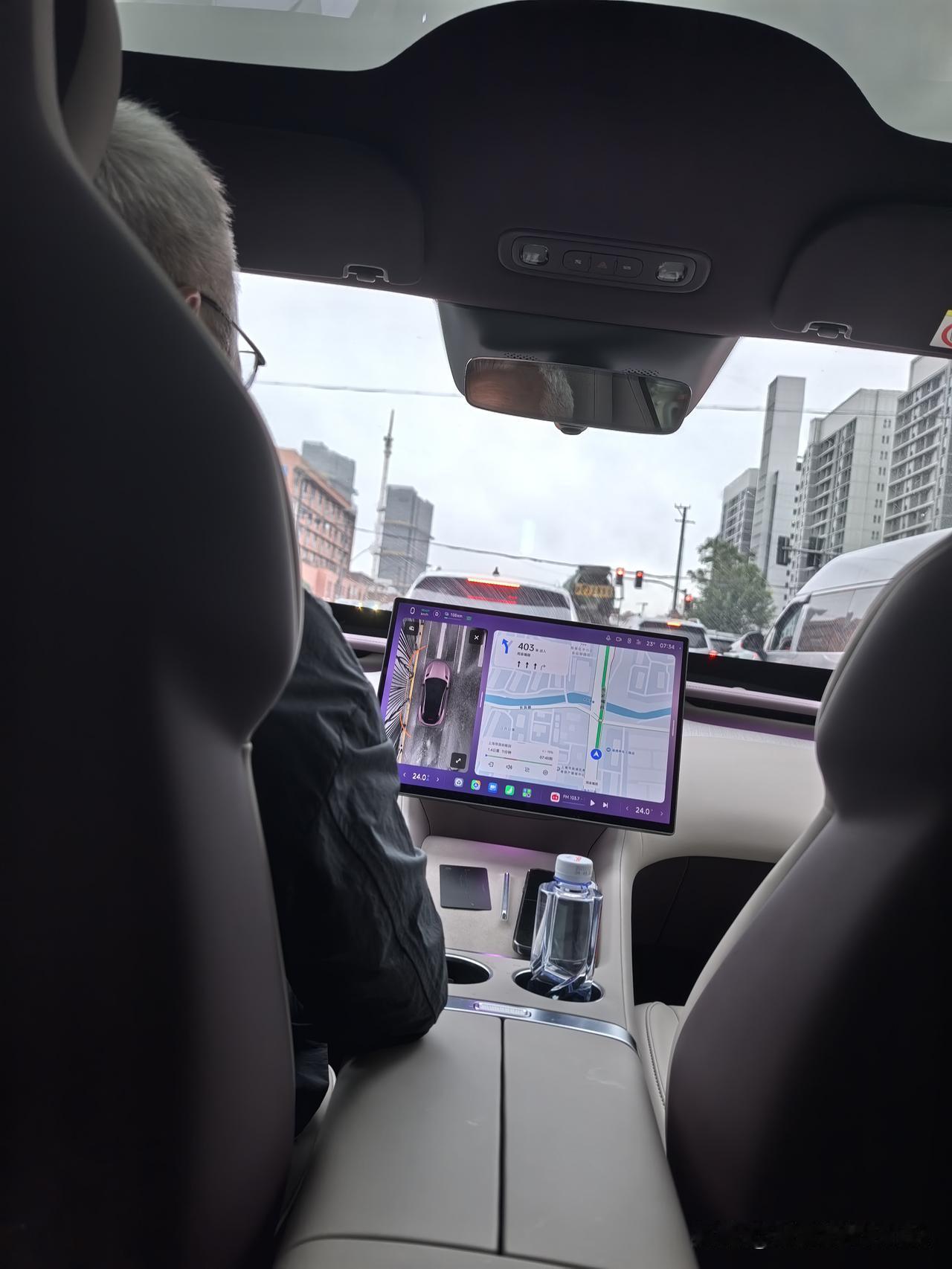 周一早晨又是雨天，路上的拥堵可想而知。送宝宝上学，周家嘴路那段还是堵，好在我们出