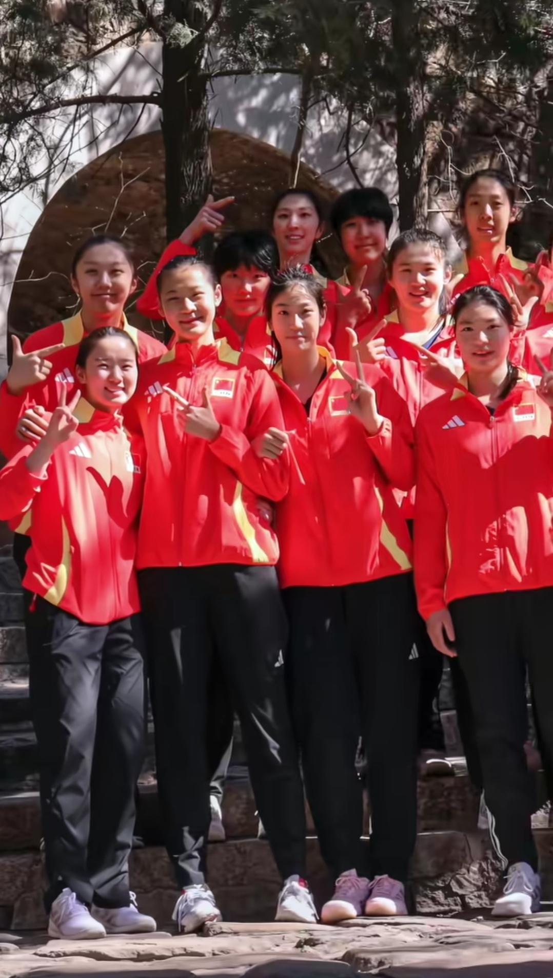 集训中的中国女排，
在北京香山拉练，
没有刁琳宇，没有王梦洁，
倪非凡已成了这群