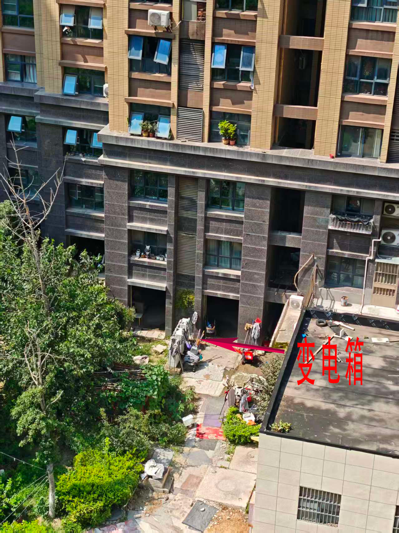 连云港一小区发生火灾 两人不幸坠楼 当地部门还原救援过程