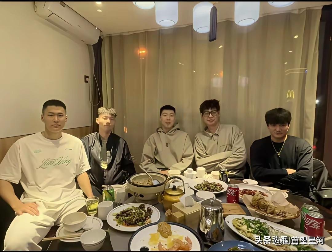 朱荣振来沈阳和辽宁队老队友相聚，辽宁队的俞泽辰、鄢手骐、吴昌泽、周俊成一起招待远